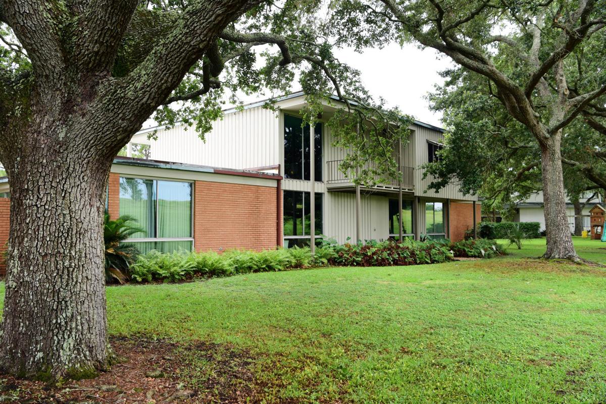 Lake Vista homeowners celebrate life in midmod designed by famed New