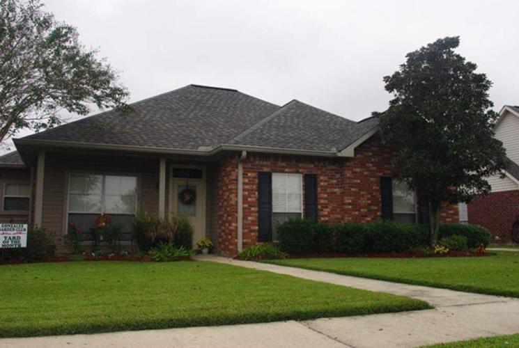 Gonzales Garden Club spruces up holiday decor Ascension