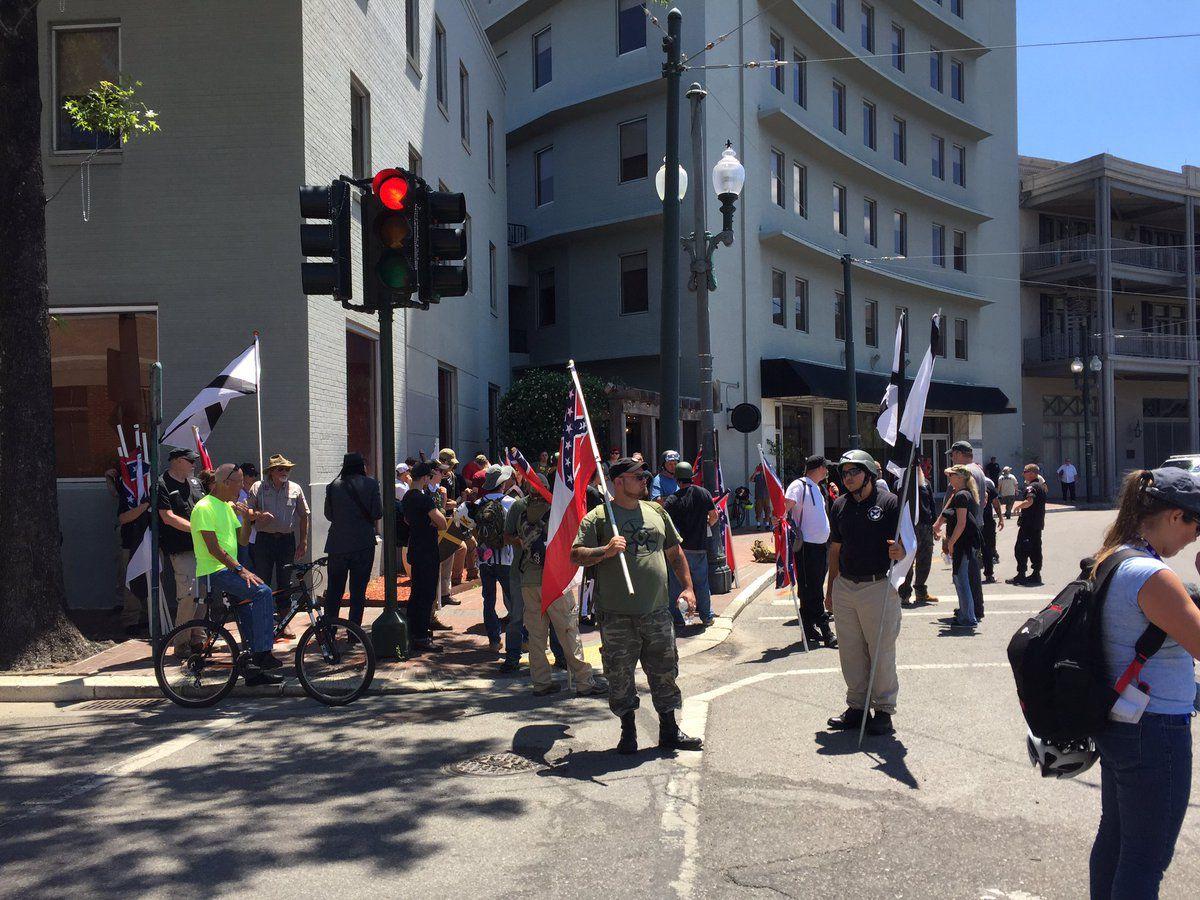 no.monumentsprotest02.050717