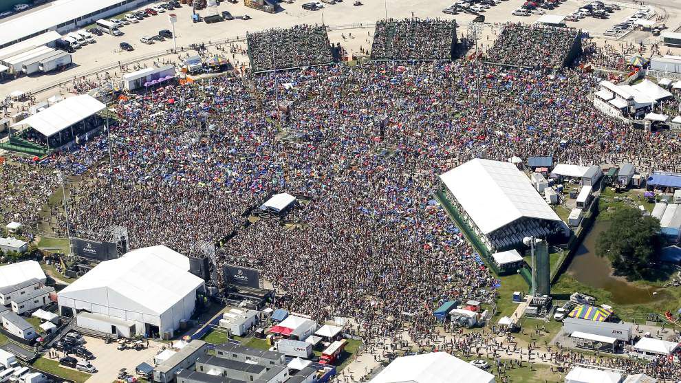 Photos Perfect weather brings skywriting, large crowds at Day 2 of