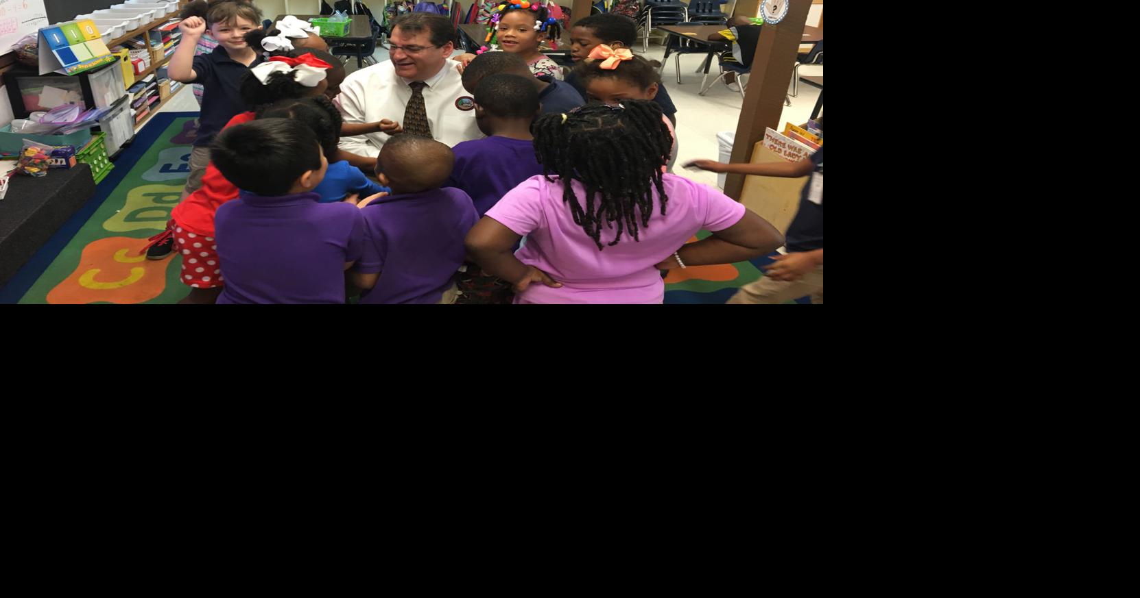 Hammond mayor reads to kindergarten class Livingston/Tangipahoa