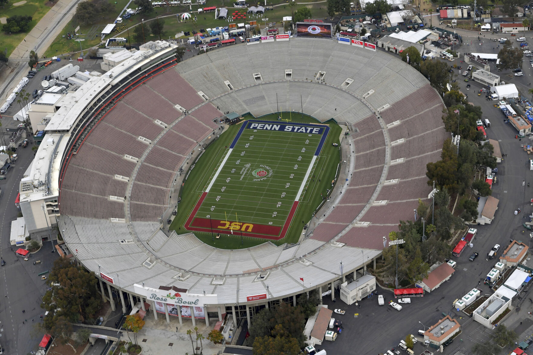 what is the capacity of rose bowl