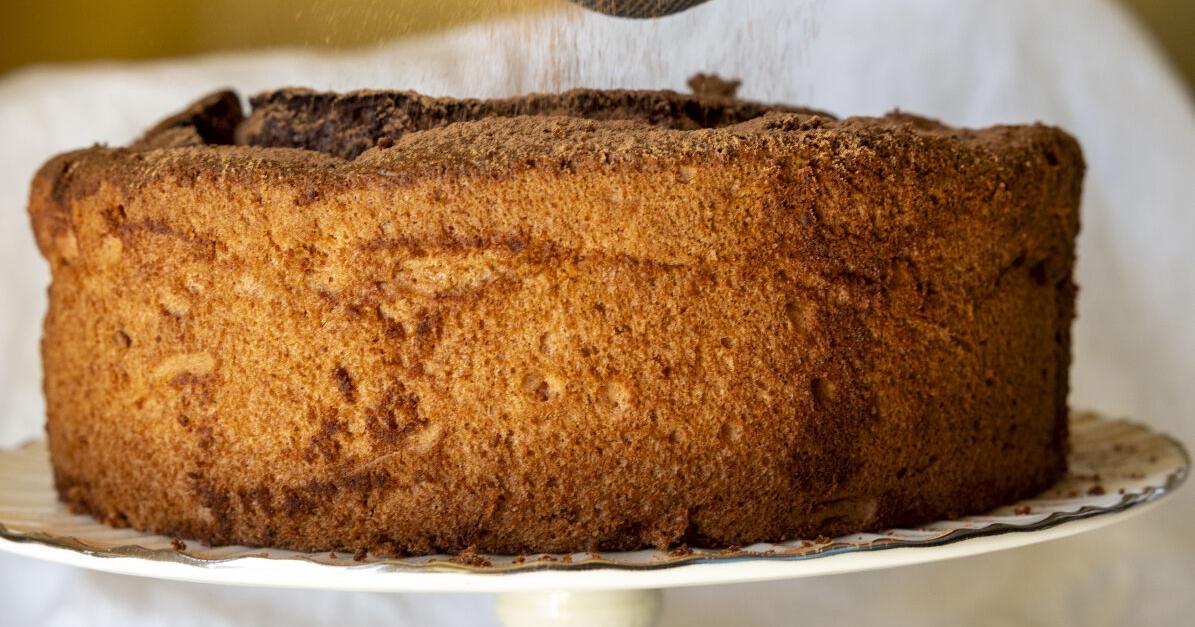 Schokoladen-Engelskuchen schmeckt gut nach einer Kugel Eis ...