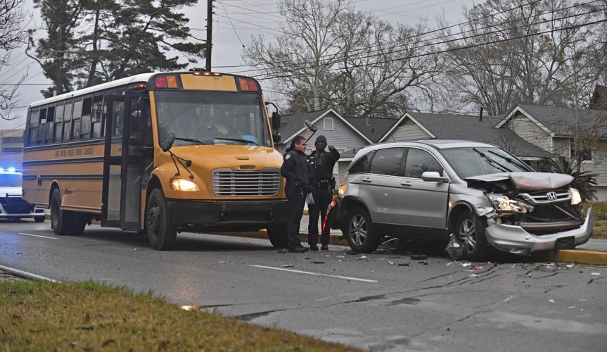 4-cars-school-bus-involved-in-crash-on-acadian-thruway-all-injuries