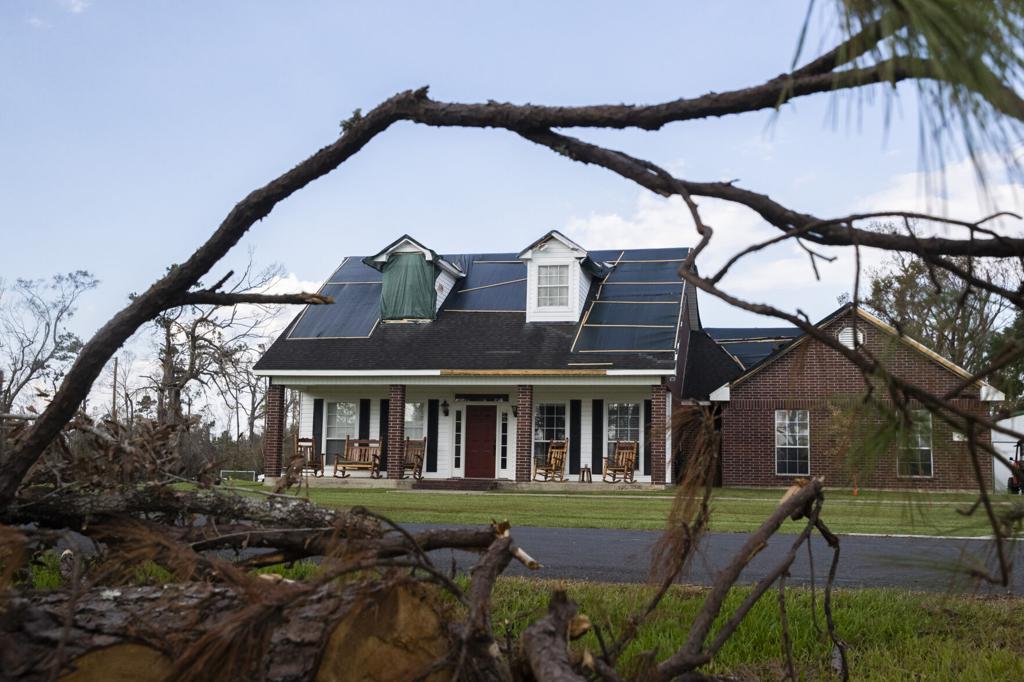 After Hurricane Laura Here S Why Many Are Staying Holding Onto Memories Amid The Damage Weather Traffic Theadvocate Com