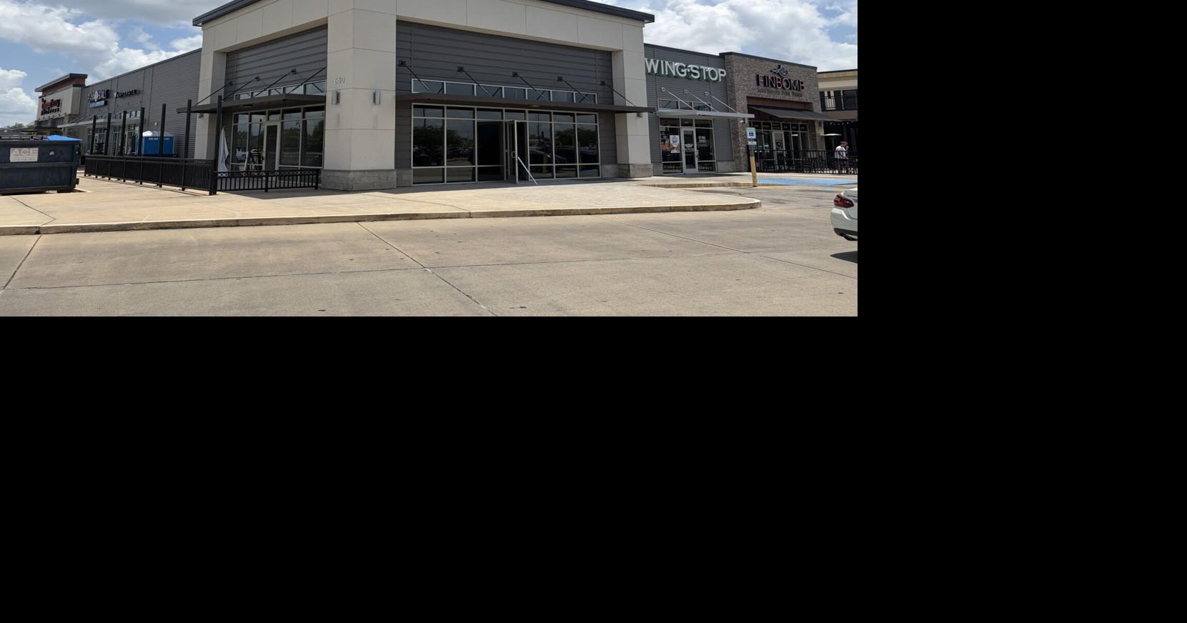 See which pizza restaurant is opening a new location at Burbank and Lee