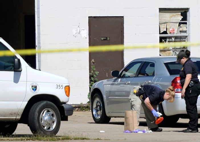 Gunmen burst in on card game at Shreveport tire shop; 8 men shot, 2