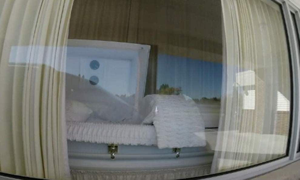 Michigan funeral home offers drive-thru viewings _lowres
