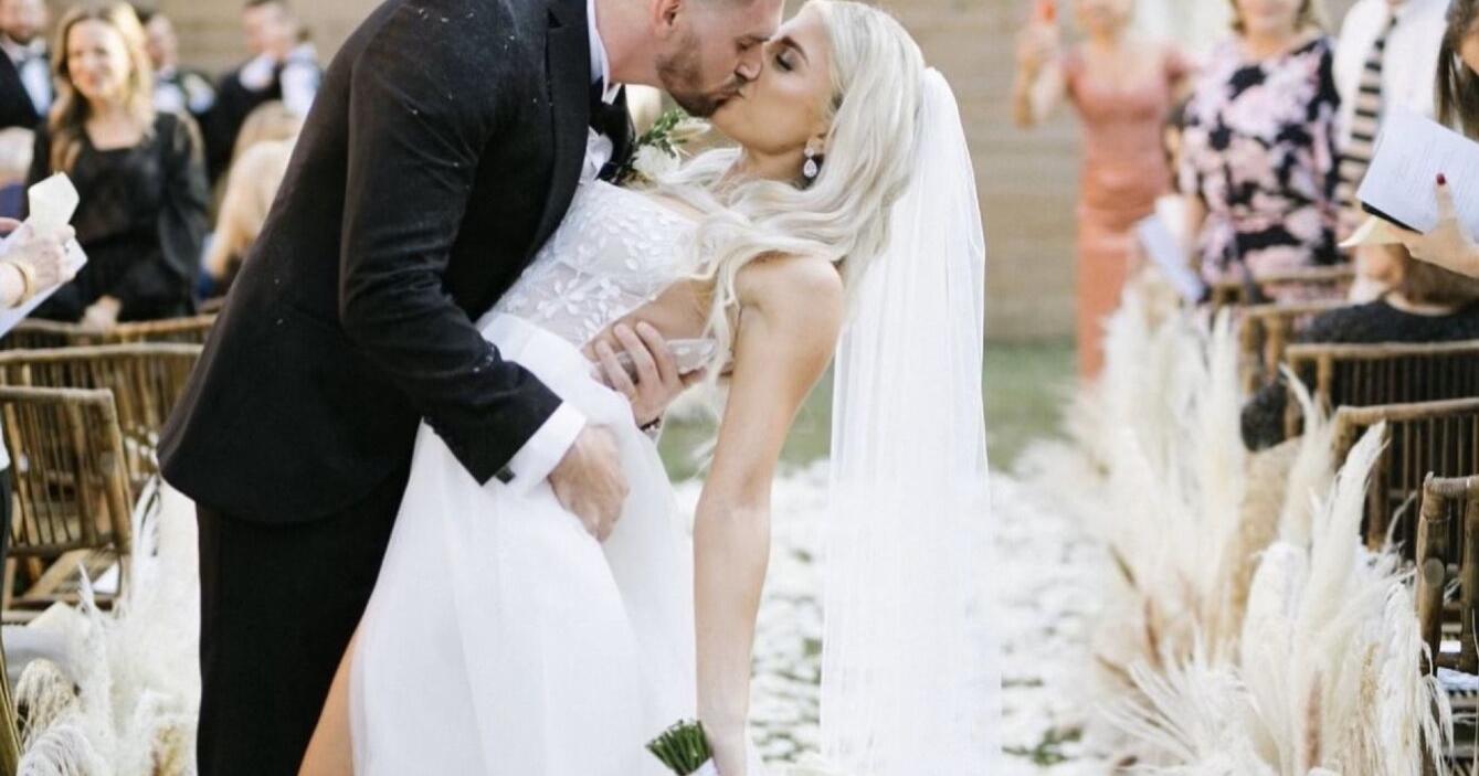 In wedding flowers, brides are scaling back, adding drama | Entertainment/Life - Vimarsana News