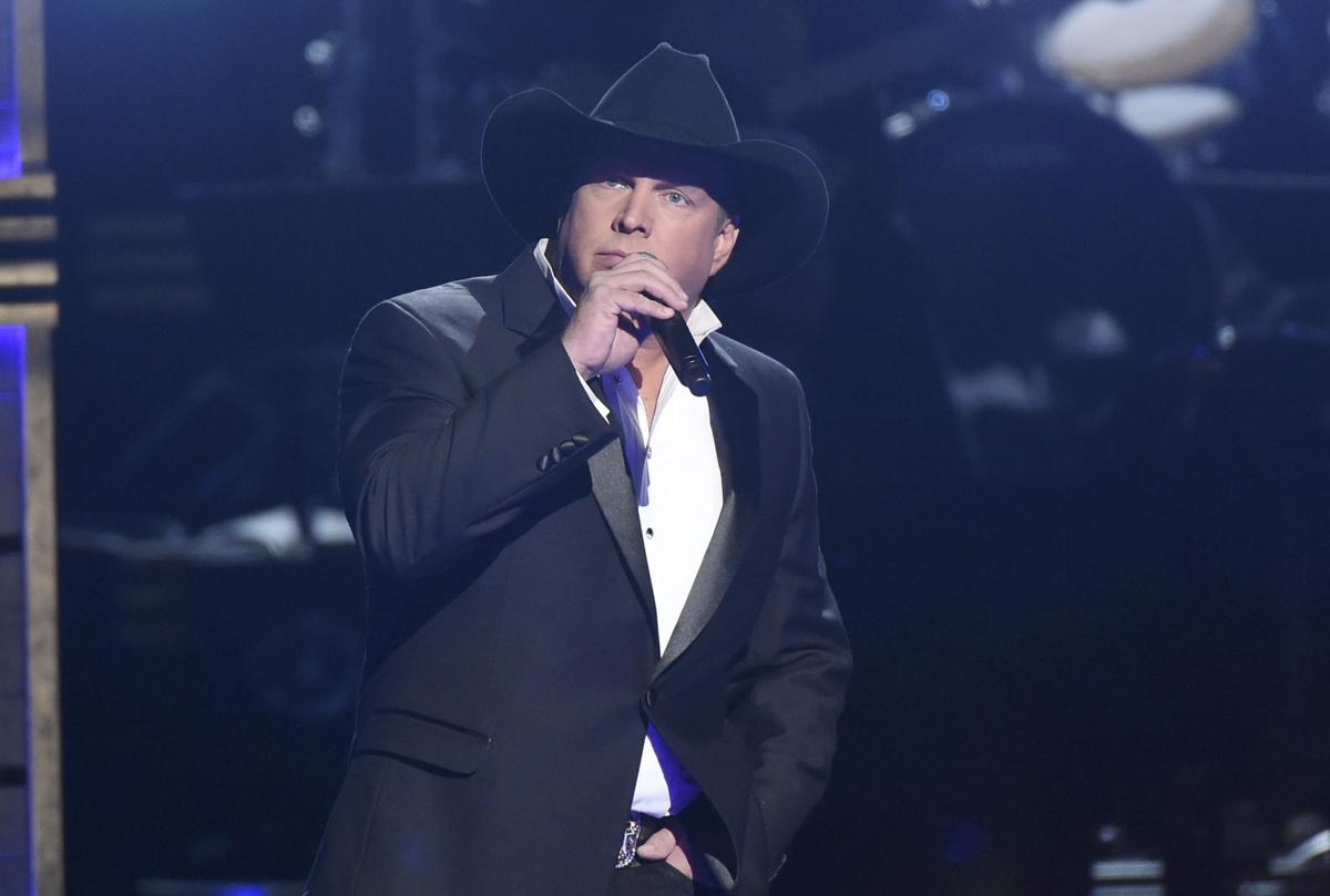 Get In The Holiday Mood With Garth Brooks R Kelly And More Entertainment Life Theadvocate Com