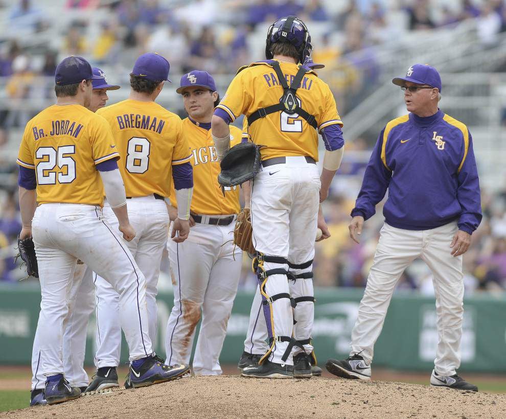 Sixth-inning surge of singles lead LSU to 7-4 victory against Kansas _lowres