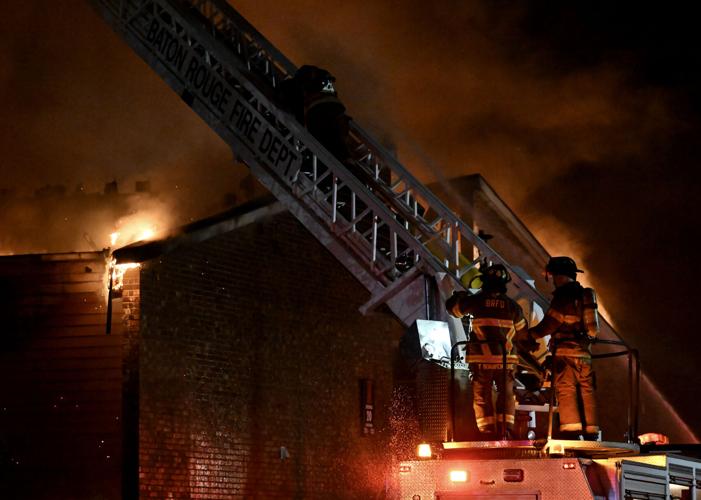 Firefighters Battle 3 Alarm Blaze At Tigerland Apartments Crimepolice 5868