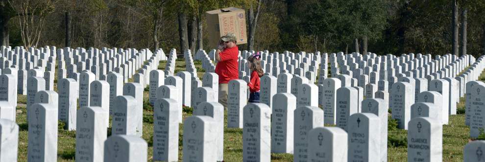 Photos: Volunteer groups help place wreaths for Wreaths Across America program _lowres