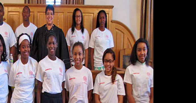 Algiers students work as interns in Second City Court News