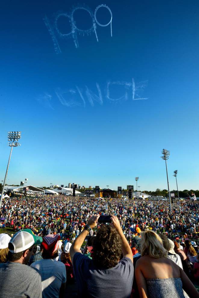Photos Perfect weather brings skywriting, large crowds at Day 2 of