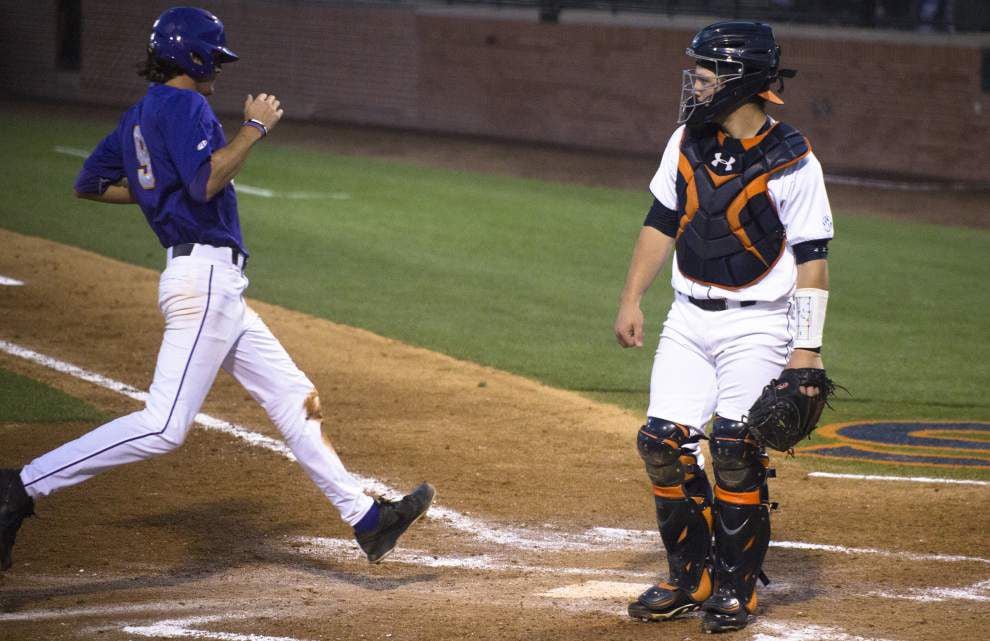 LSU clobbers Auburn in 10-0 series-opening win _lowres