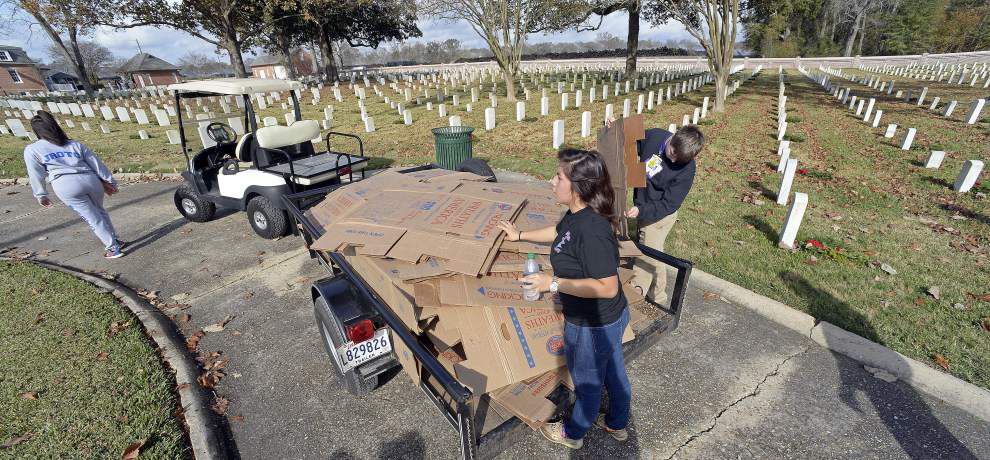Photos: Volunteer groups help place wreaths for Wreaths Across America program _lowres