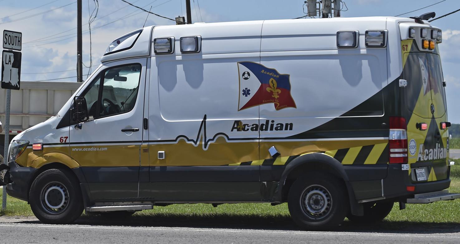 3 students, 1 Acadian Ambulance employee suffer minor injuries after