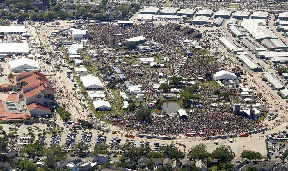 Photos Perfect weather brings skywriting, large crowds at Day 2 of