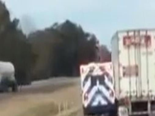 Video Baton Rouge Trucker Runs Ambulance Truck Off I 10 Before Machete Standoff Crime Police Theadvocate Com