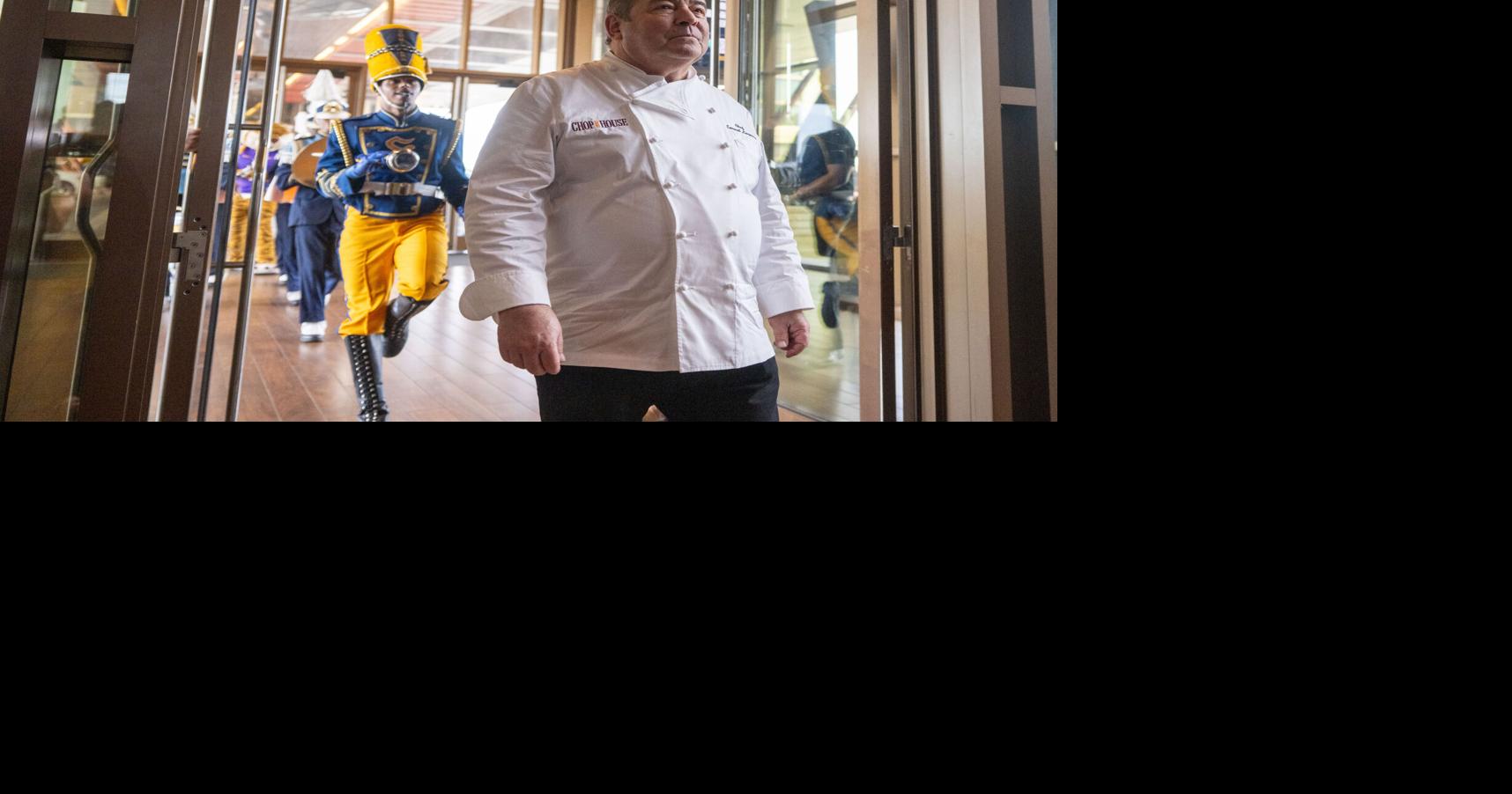 Bam! Emeril Lagasse als Zweiter in der Reihe zum Durchschneiden des Bandes ...