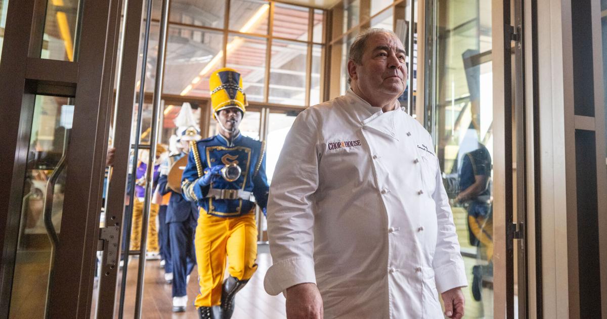 Bam! Emeril Lagasse als Zweiter in der Reihe zum Durchschneiden des Bandes ...