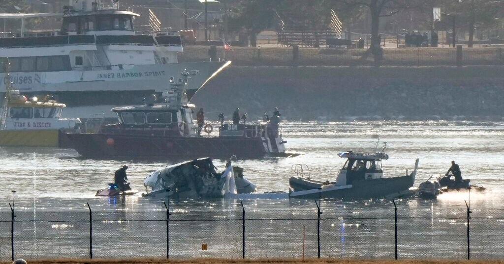 Divers return to Potomac River for DC plane crash. More than 40 bodies ...