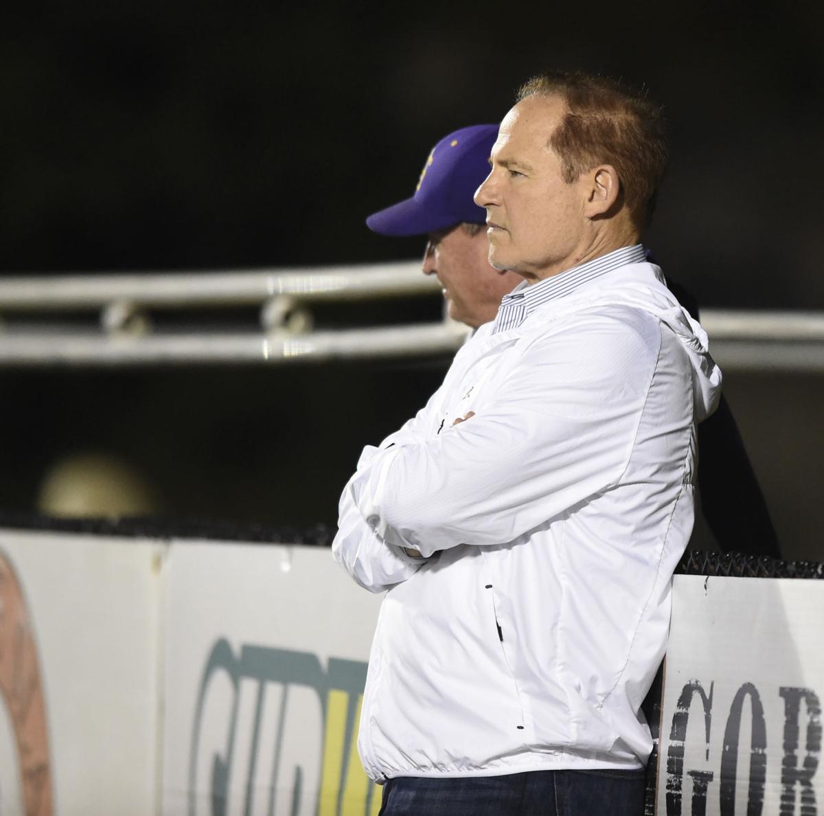 Report Les Miles Emerges As Frontrunner For Kansas Head Coaching