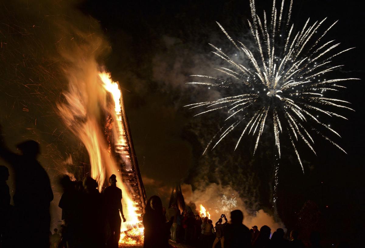 Photos, Video Watch as bonfires go up along Mississippi River levee on