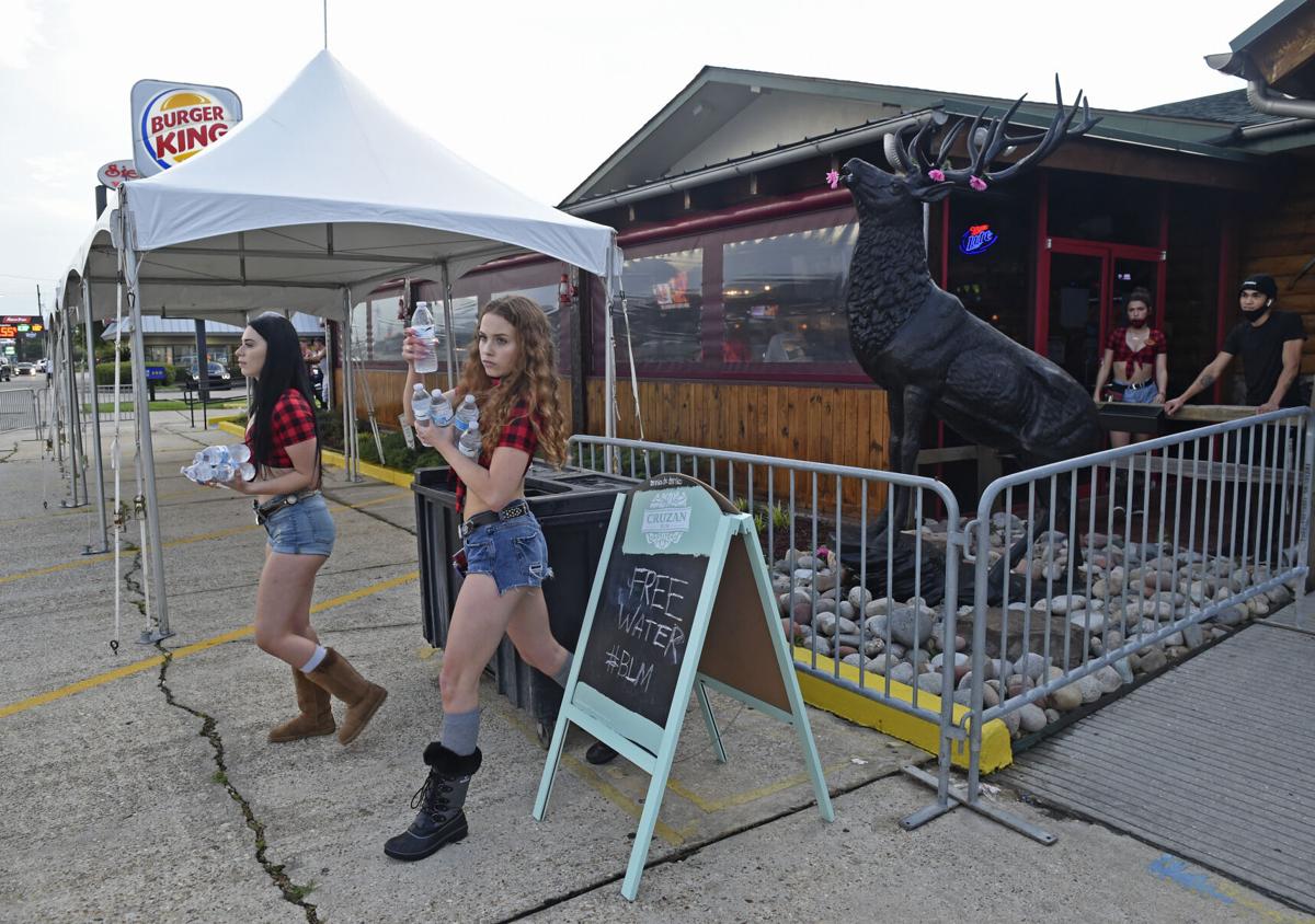 Photos Baton Rouge protesters return to Siegen and are cheered by Twin