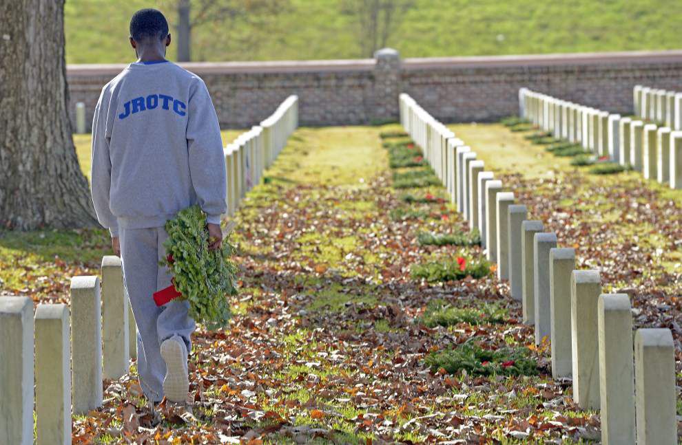 Photos: Volunteer groups help place wreaths for Wreaths Across America program _lowres