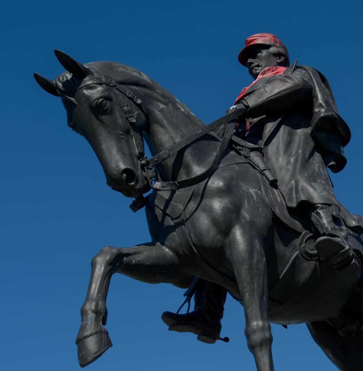 Photos Confederate monuments Robert E. Lee, Beauregard vandalized in