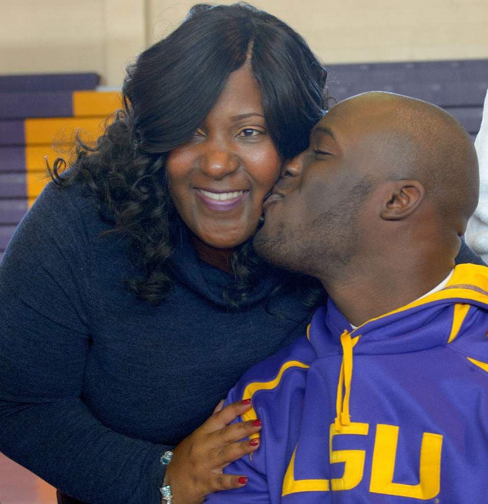 Video: Fournette says signing with LSU a big deal for him, his family _lowres