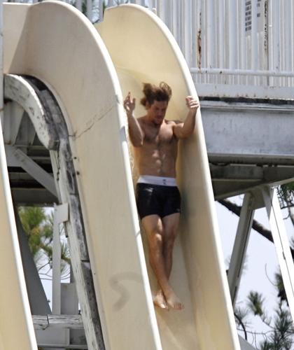 Scott Fujita injures his heel during 2007 water slide mishap at Saints training camp