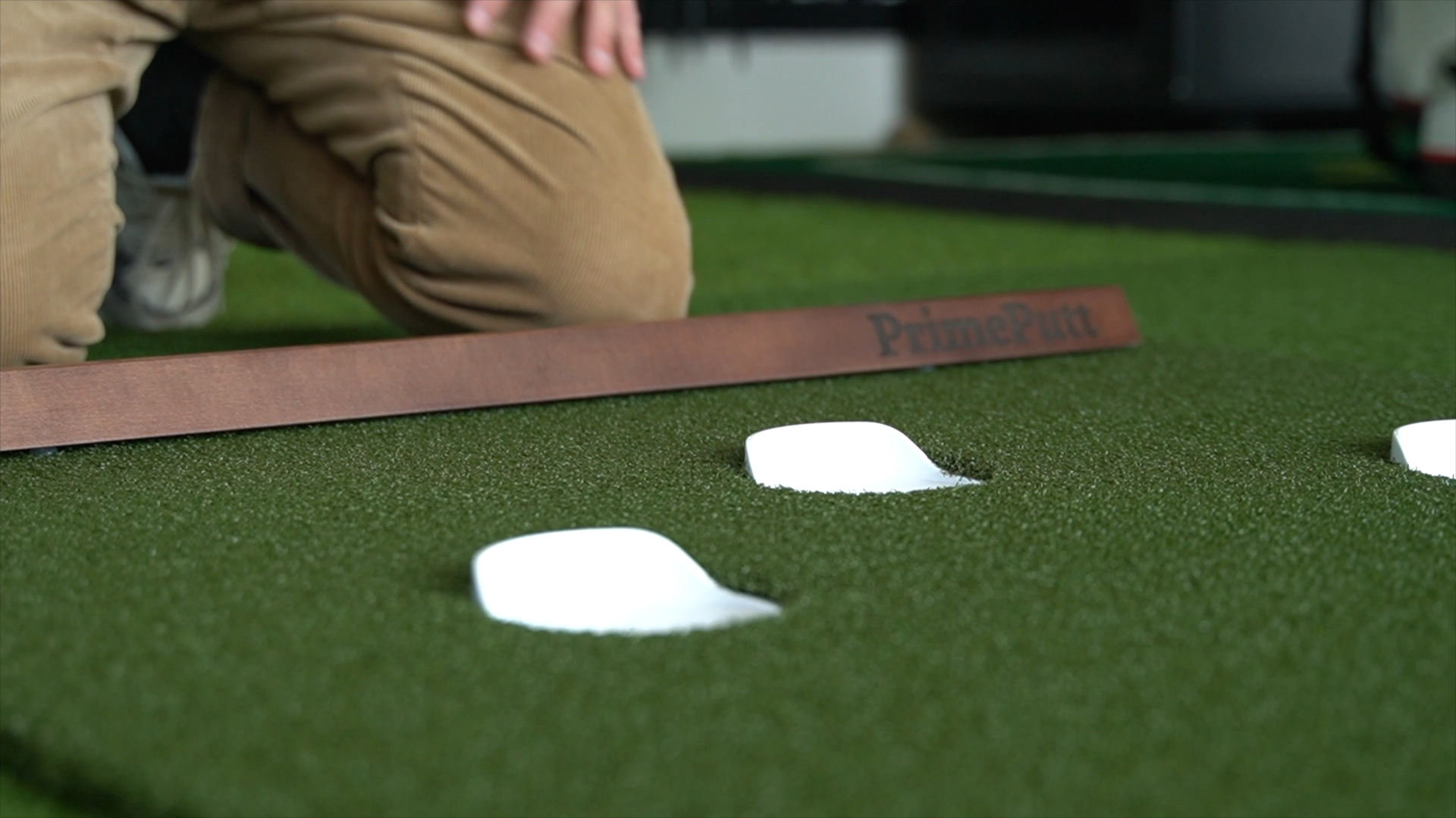 diy cheap indoorputting green        
        <figure class=