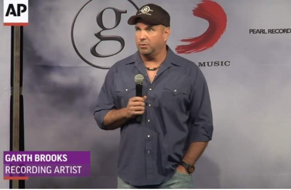 Country artists support Brooks’ return _lowres