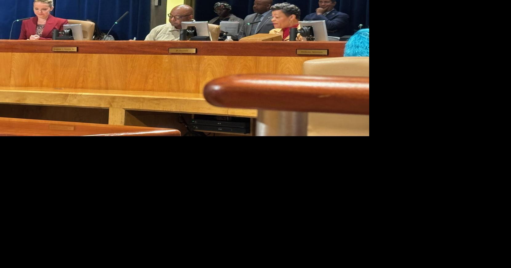 Letters: No escaping political signs