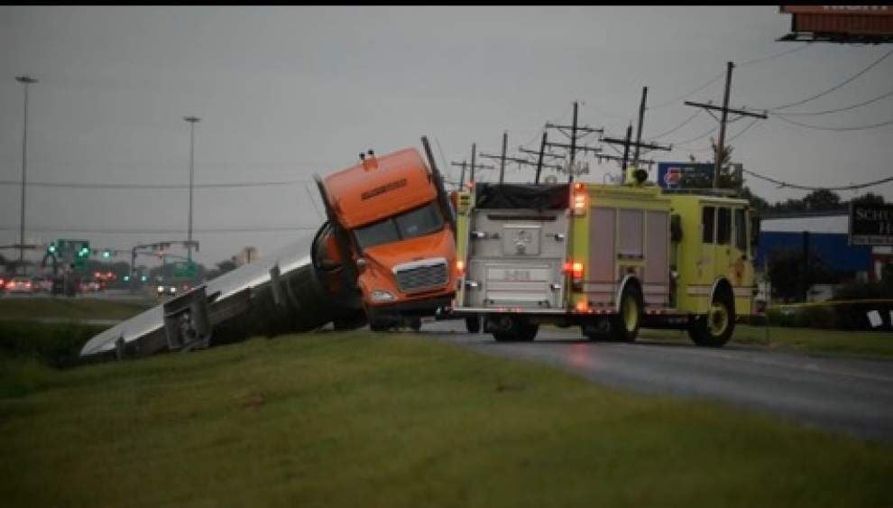 Video: 18-wheeler hauling Glycerol overturns _lowres