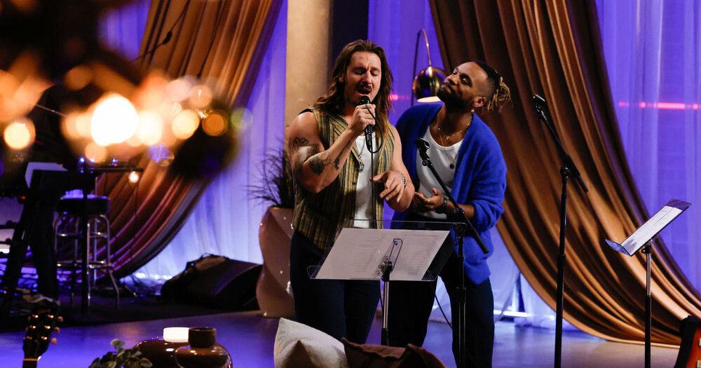 Dustin Dale Gaspard beats Revel Day The Voice battle round