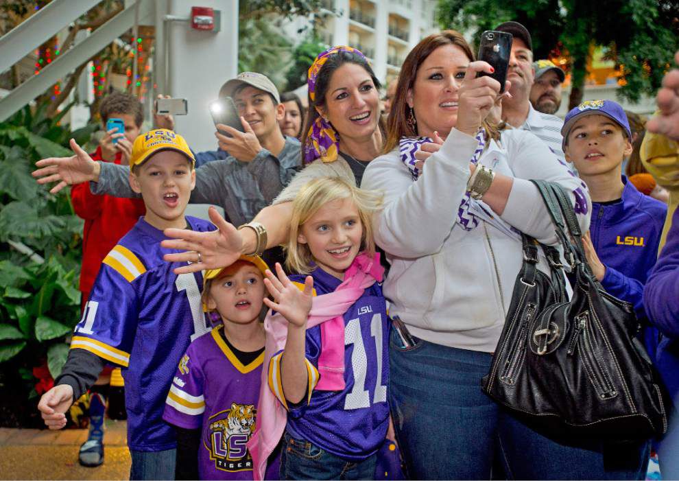 Photos: LSU arrives in Nashville _lowres