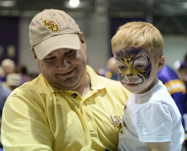 Photos Fans meet, greet LSU football staff, players News