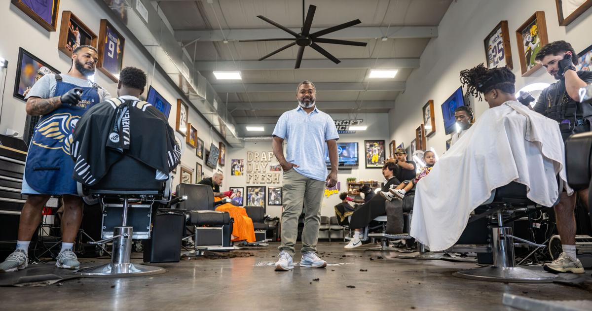Lernen Sie den Selfmade-Friseur aus Baton Rouge kennen, der LSU-Spielern ...
