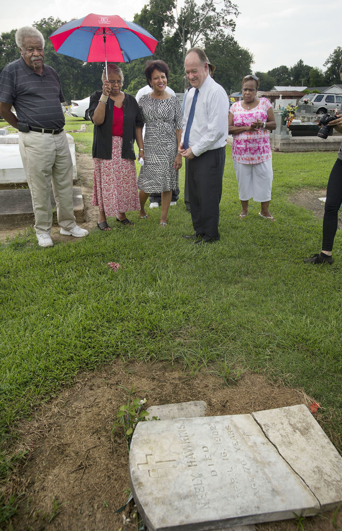 University president meets with descendants of slaves sold