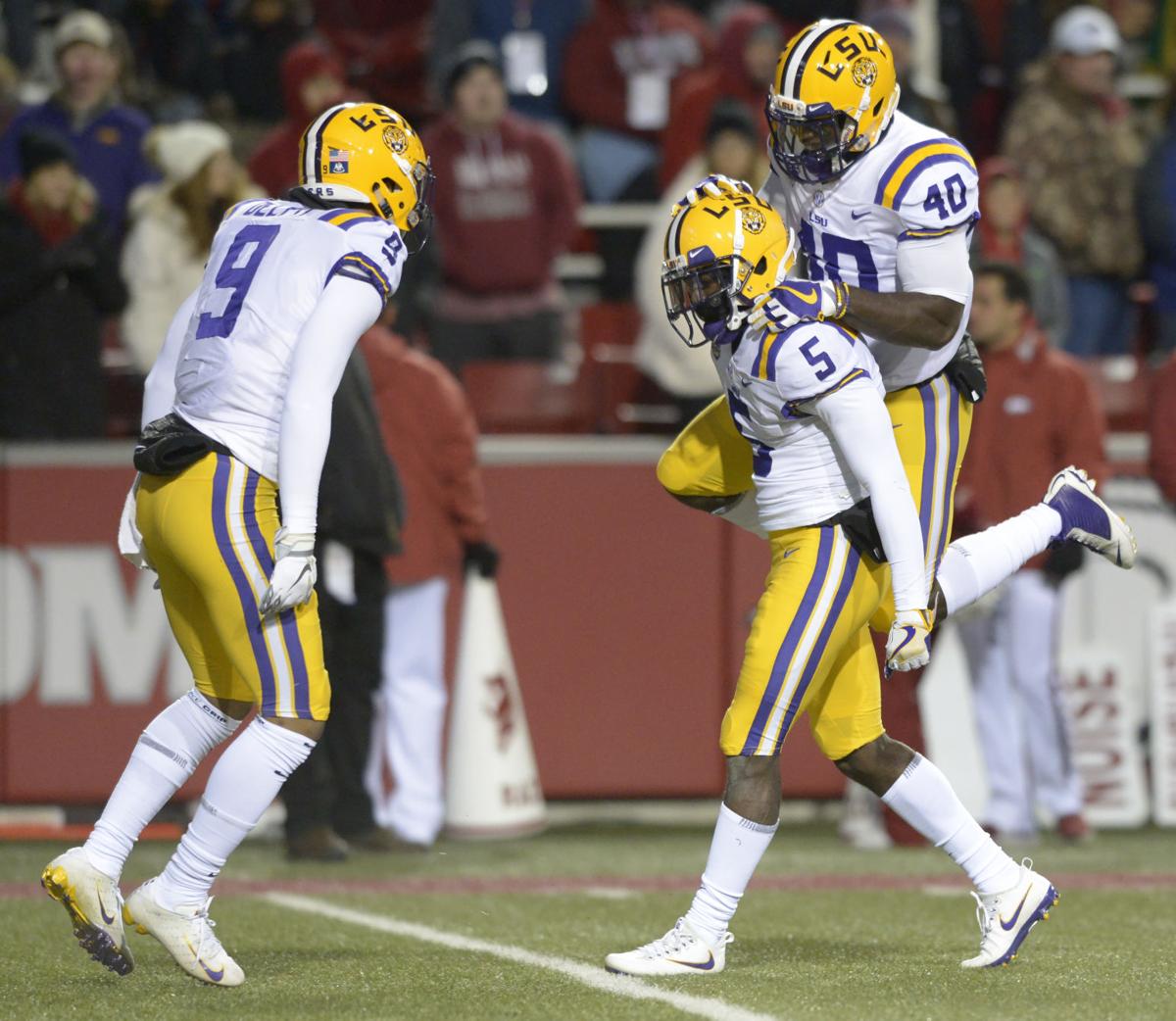 lsuarkansasfootball.111118_HS_488