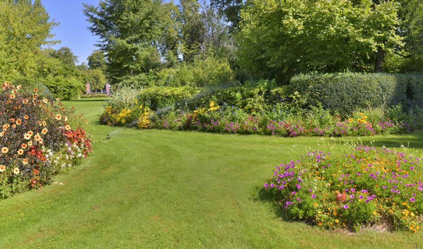 beautiful landscaped garden (sponsored)