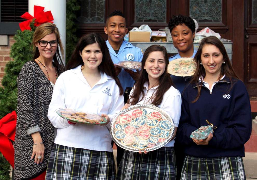 Academy of the Sacred Heart offers police a sweet expression of gratitude _lowres
