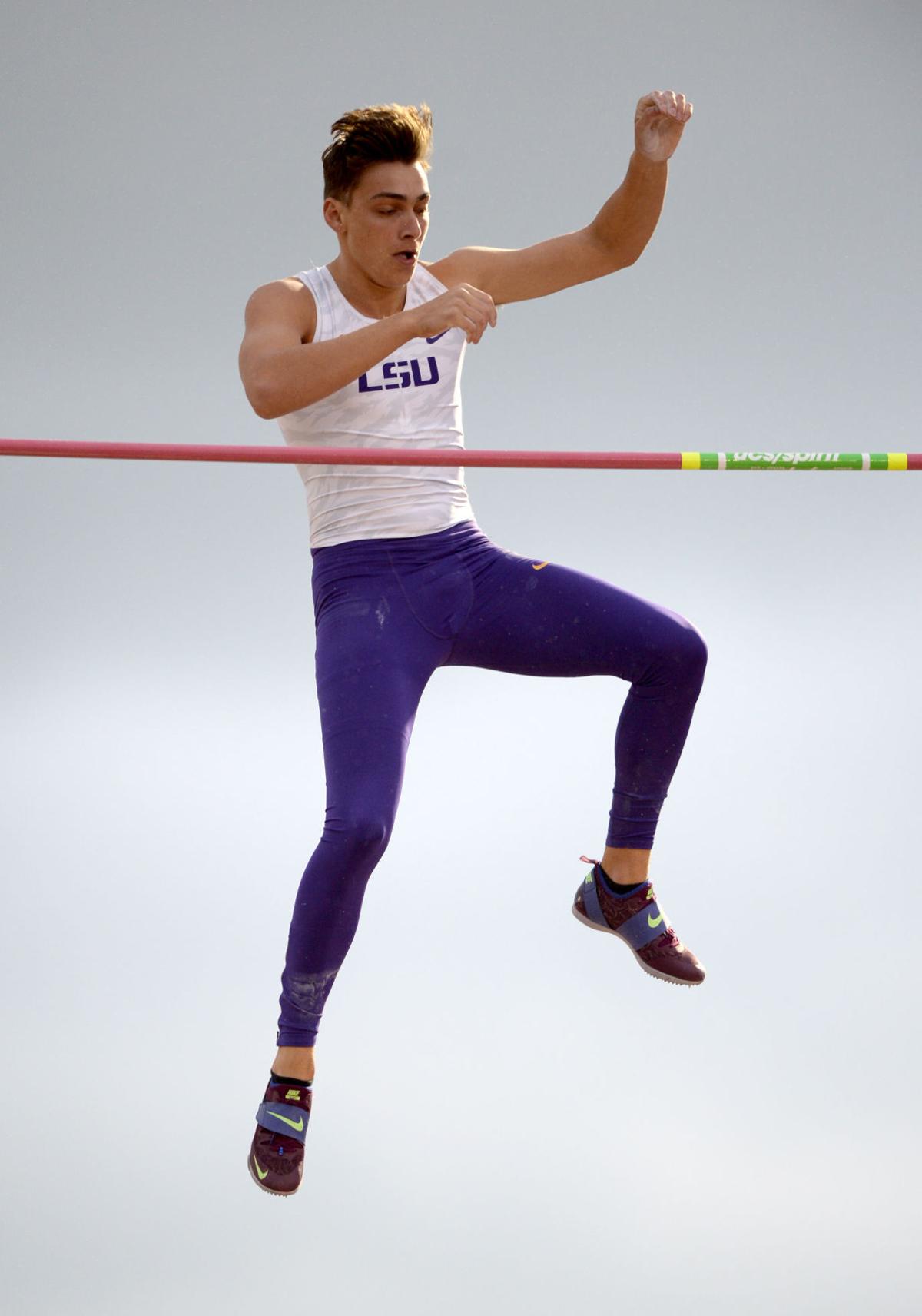 Mondo does it! Duplantis sets collegiate pole vault record ...