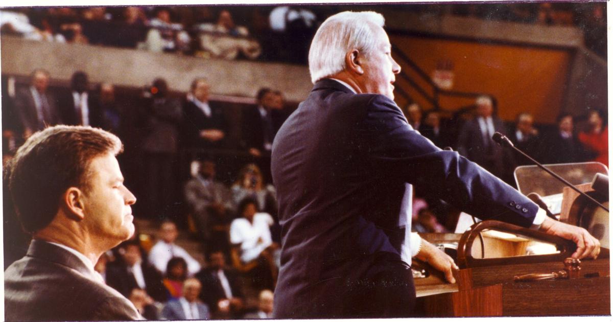 Gov. Buddy Roemer, left, listens as Edwin Edwards delivers his inaugural address