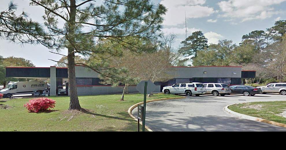 Denham Springs offers its police station as a safe place to carry out(01)