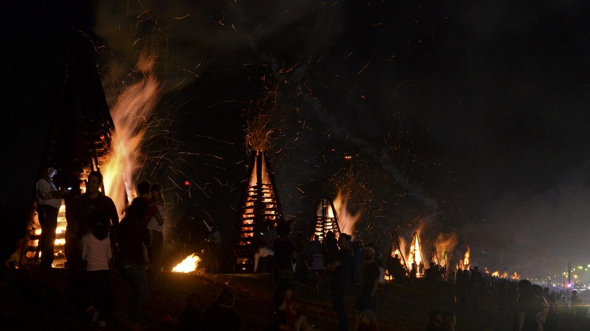 Photos Bonfires go up along Mississippi River levee on Christmas Eve